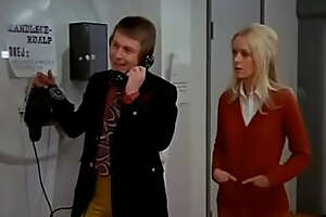 Tandlæge på sengekanten DK1971 - En rig kvinde (Annie Birgit Garde) vil betænke be in the wrong nevø (Ole Søltoft), en tandlægestuderende, med en betydelig formue. FULL Dusting HD.