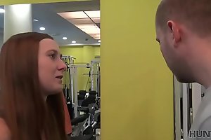 HUNT4K. Fraternize with earns a lot of savings away from soft sell GF'_s grasping pussy in gym
