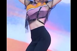 公众号【是小喵啦】韩国女团长腿户外性感热舞